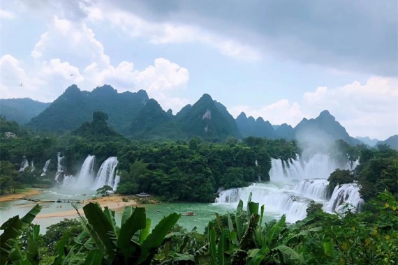 康輝旅游網(wǎng)廣州往返廣西德天跨國瀑布、古龍山大峽谷、鵝泉、渠洋湖雙動(dòng)純玩四天，春節(jié)環(huán)游桂西南