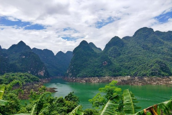 康輝旅游網(wǎng)廣州往返廣西花漫羅平 南湖公園+百色起義紀(jì)念館+羅平油菜花田+吉隆堡動車5天