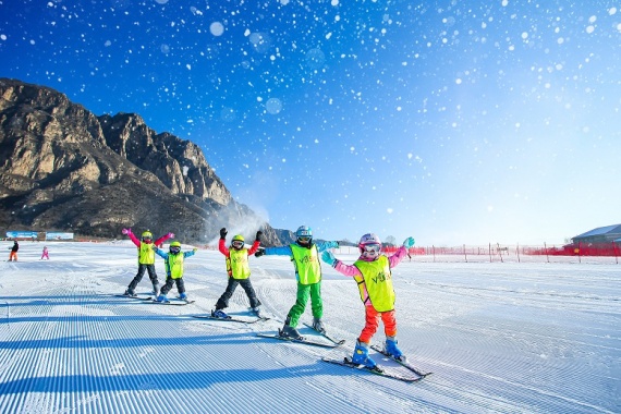 康辉旅游网<纯玩>深圳出发哈尔滨+巴洛克+中央大街+索菲亚教堂广场+亚布力滑雪+童话世界雪乡+二浪河双飞5天4晚跟团游，升级1晚国际五星，赠送暖宝贴手套百变魔术巾