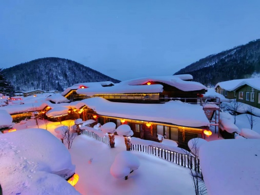 康辉旅游网<国内游 东北游>郑州往返双飞六日游长进哈出一价全含0自费0购物；吉林雾凇岛-中国雪乡-嗨翻雪乡之夜-东北二人转-雪地摩托勇闯大秃顶子山-冰雪画廊徒步穿越-雪韵旅拍-亚布力贵族滑雪OR马拉爬犁任你选-老道外中华巴洛克-打卡哈尔滨冰雪大世界