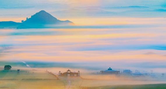 康辉旅游网<暑假亲子>深圳出发榆林+鄂尔多斯+响沙湾+达拉特旗+希拉穆仁斯草原+呼和浩特+哈素海+鄂尔多斯双飞6天5晚跟团游，一价全含，仙沙岛娱乐套票+环湖骑行+草原亲子活动+篝火晚会