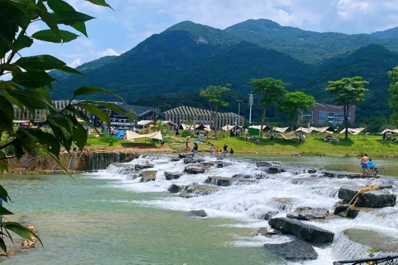 康辉旅游网广州往返【特惠买一送一】打卡从化溪头村、生态设计小镇—网红鸭洞河纯玩1天