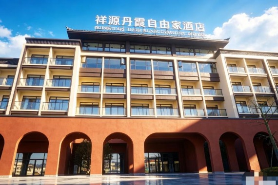 康辉旅游网<丹霞C位>广州往返韶关丹霞山夜游，东华寺祈福，三华李任摘，吃足三餐纯玩2天游